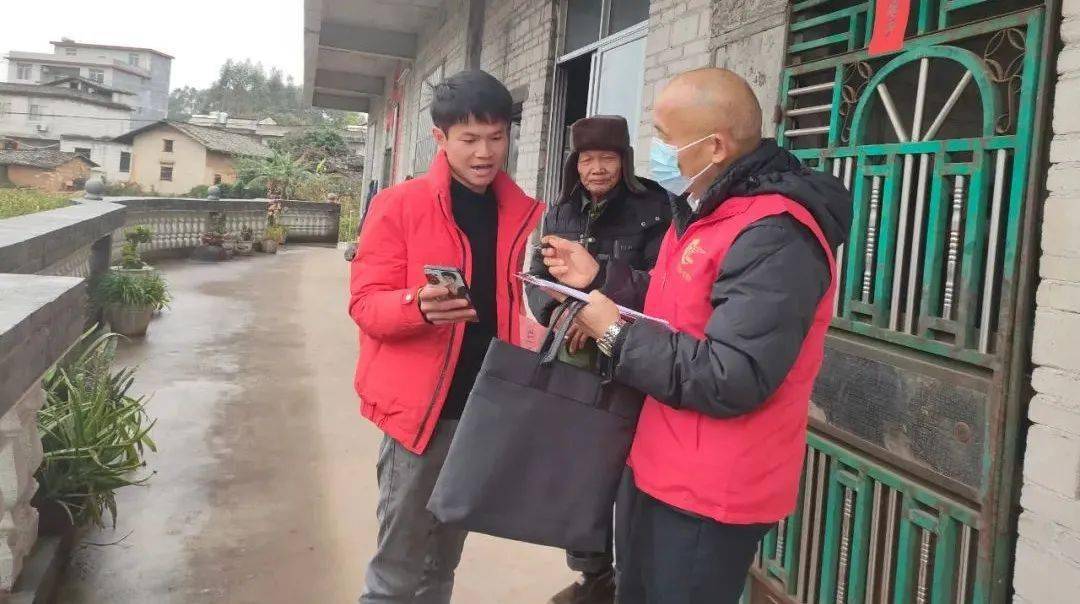 容县石头镇营垌村第一书记指导村民使用手机进行返乡报备容县黎村镇六