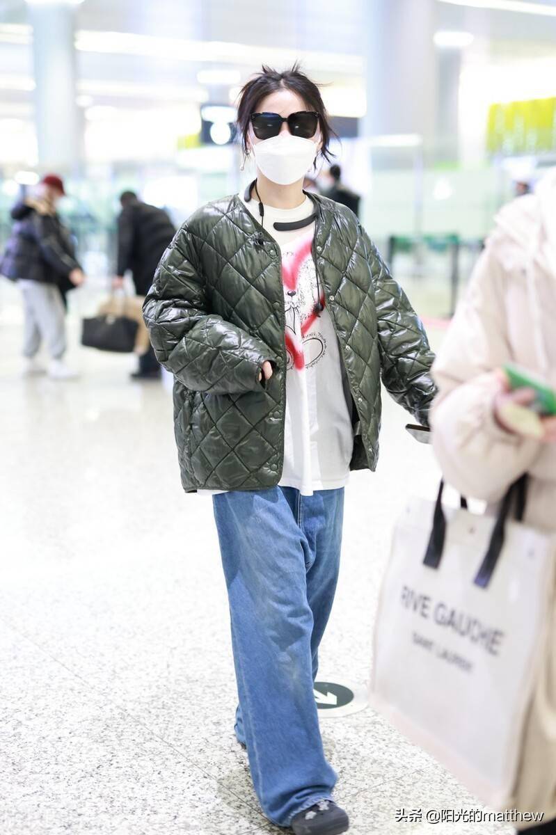 街拍:金靖穿着绗缝服搭牛仔裤时尚感满分_机场_金靖_牛仔裤