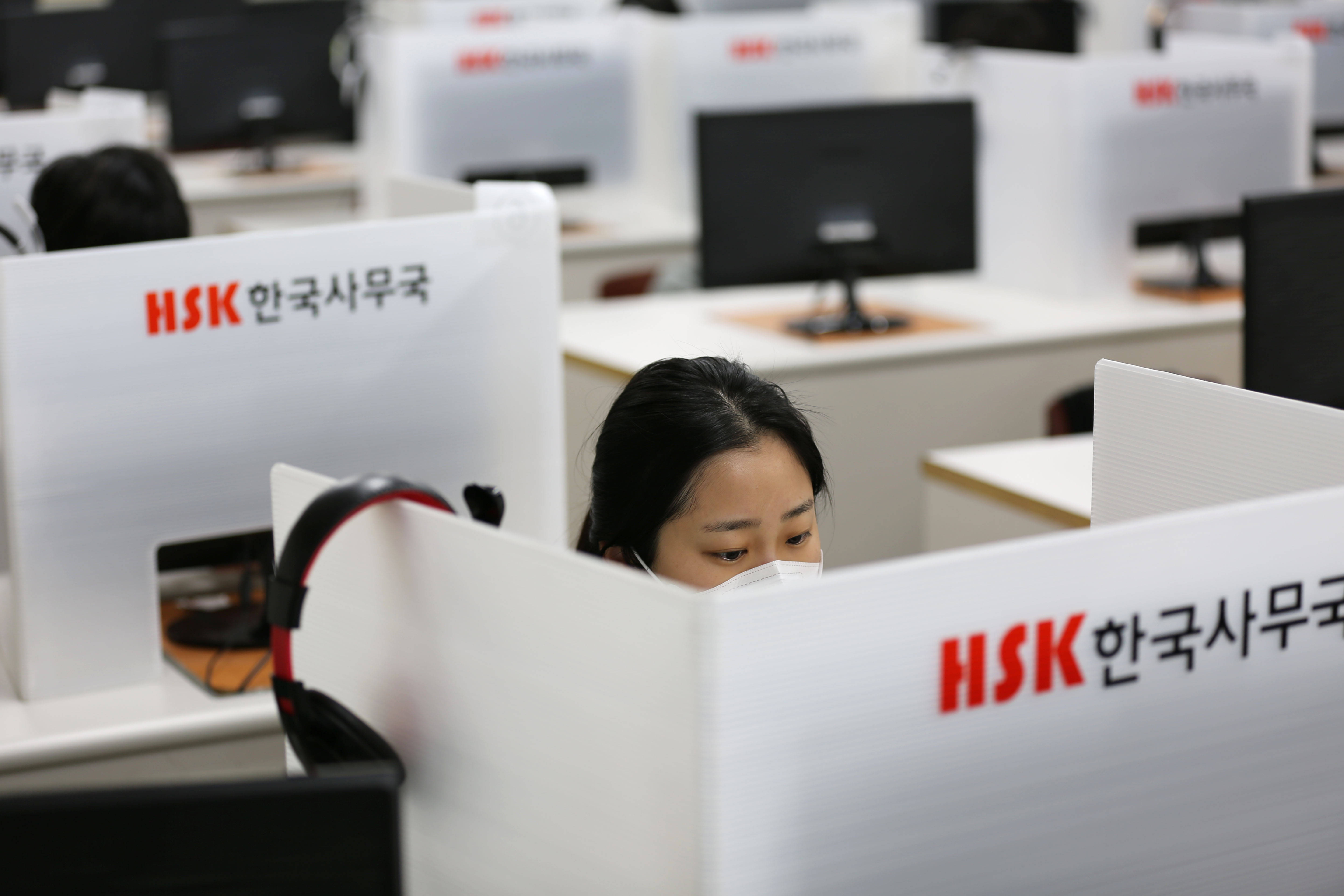 2月19日,在韩国首尔的韩国汉城华侨中学,考生参加汉语水平考试.