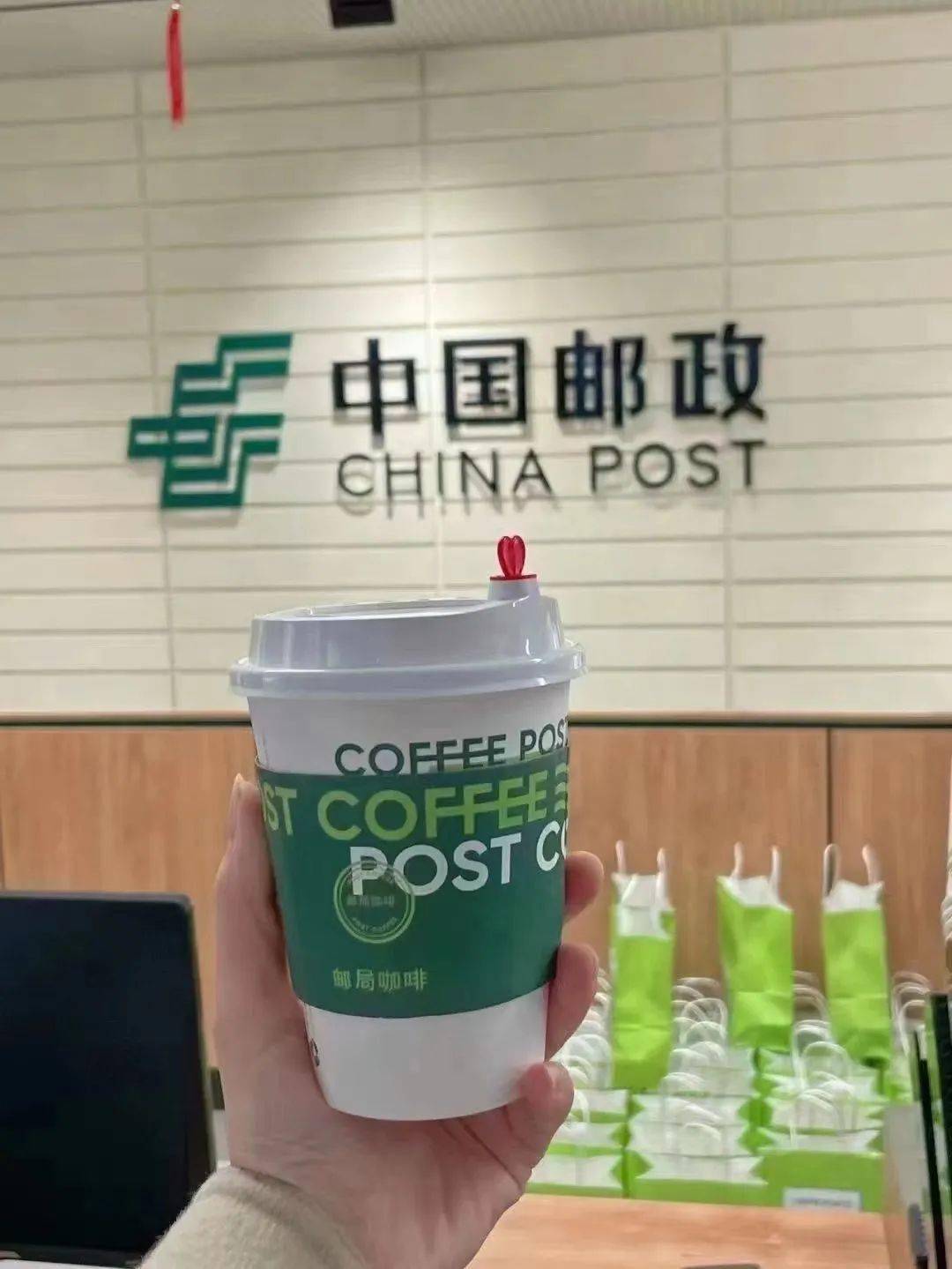 中国邮政开咖啡店了!还发布了新logo!_邮局_装修_奶茶店