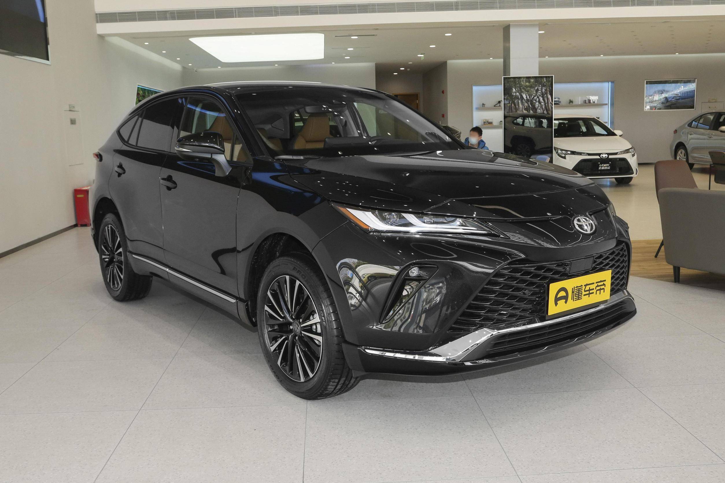 外观方面,威飒的整车外观设计看起来非常时尚,发动机盖上隆起的线条向