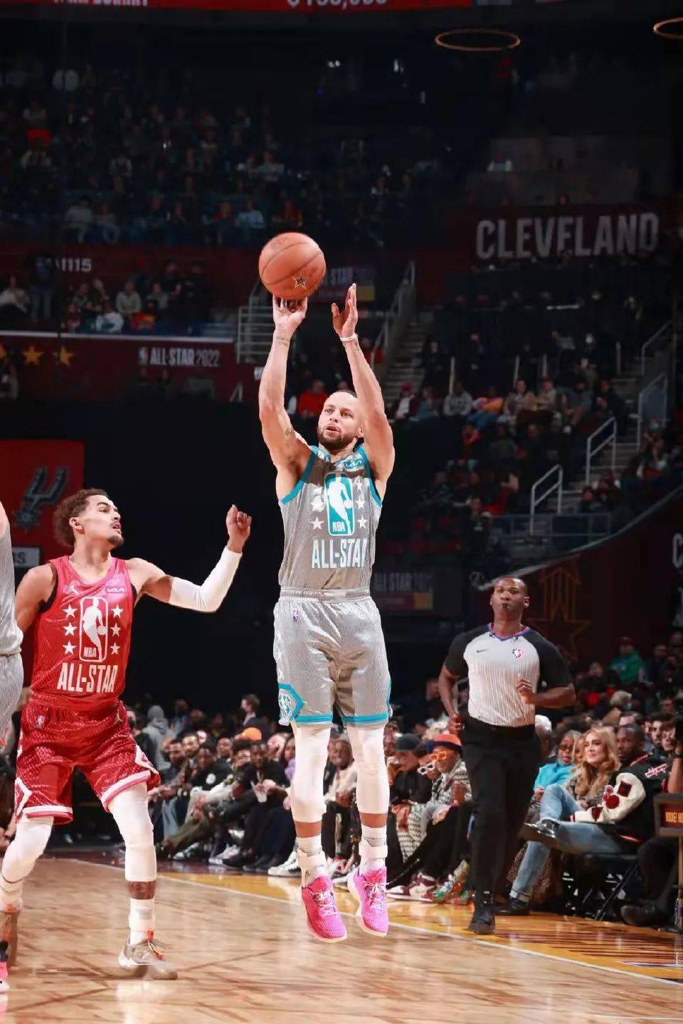 上脚带来一双"骚粉"色全明星专属curry 9:回到比赛,胜利属于勒布朗队!