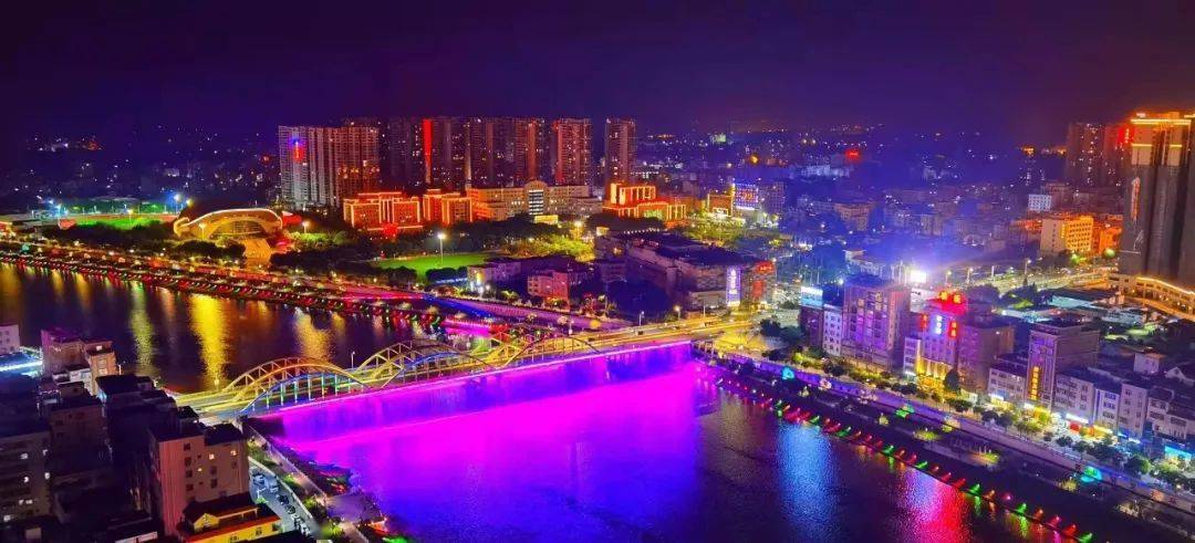 回到我们的家乡这里的人们跟我们说的是原汁原味的化州话这里的每一条