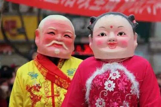 随着咚咚锵咚锵的锣鼓声,社火队伍开道,红脸关公,黑虎赵公明,文曲星.