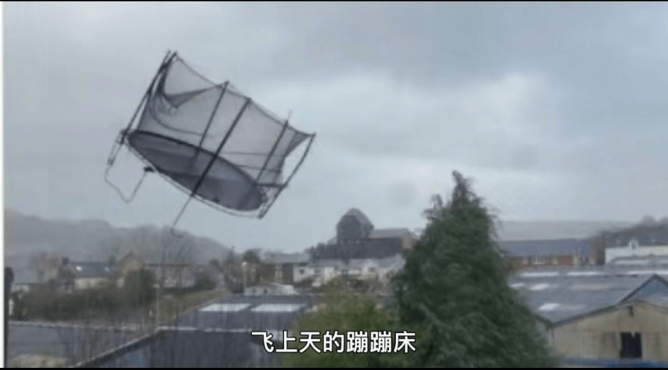 牛都被吹上天！欧洲出现有记录以来的最强风暴，风力堪比16级台风