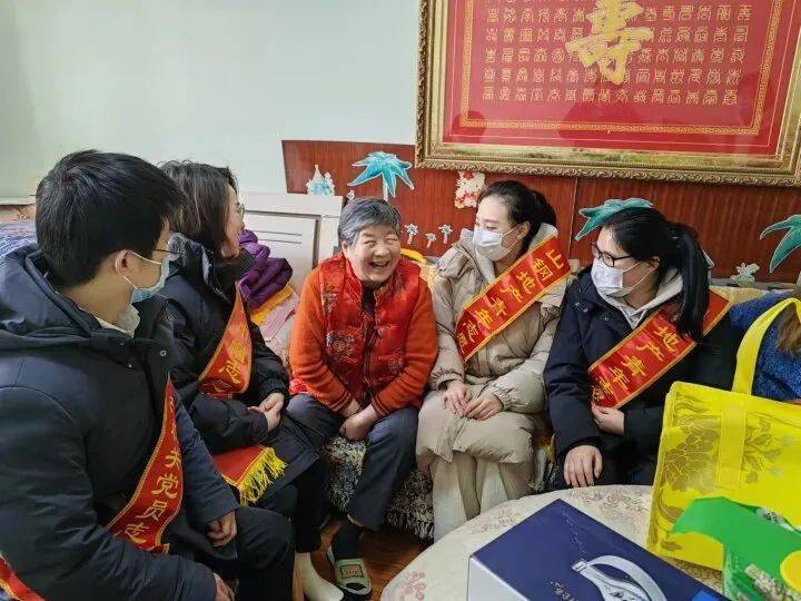 该新能源电动轨道机车是由一台服役24年的gk1f型内燃机车改造而成,在