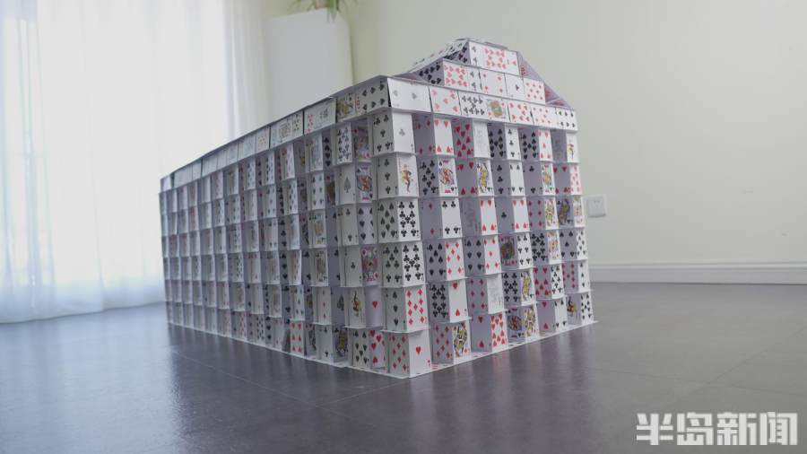 百味人生纸牌屋建筑师12000张扑克搭出冬奥冰雪城堡20个小时建好大
