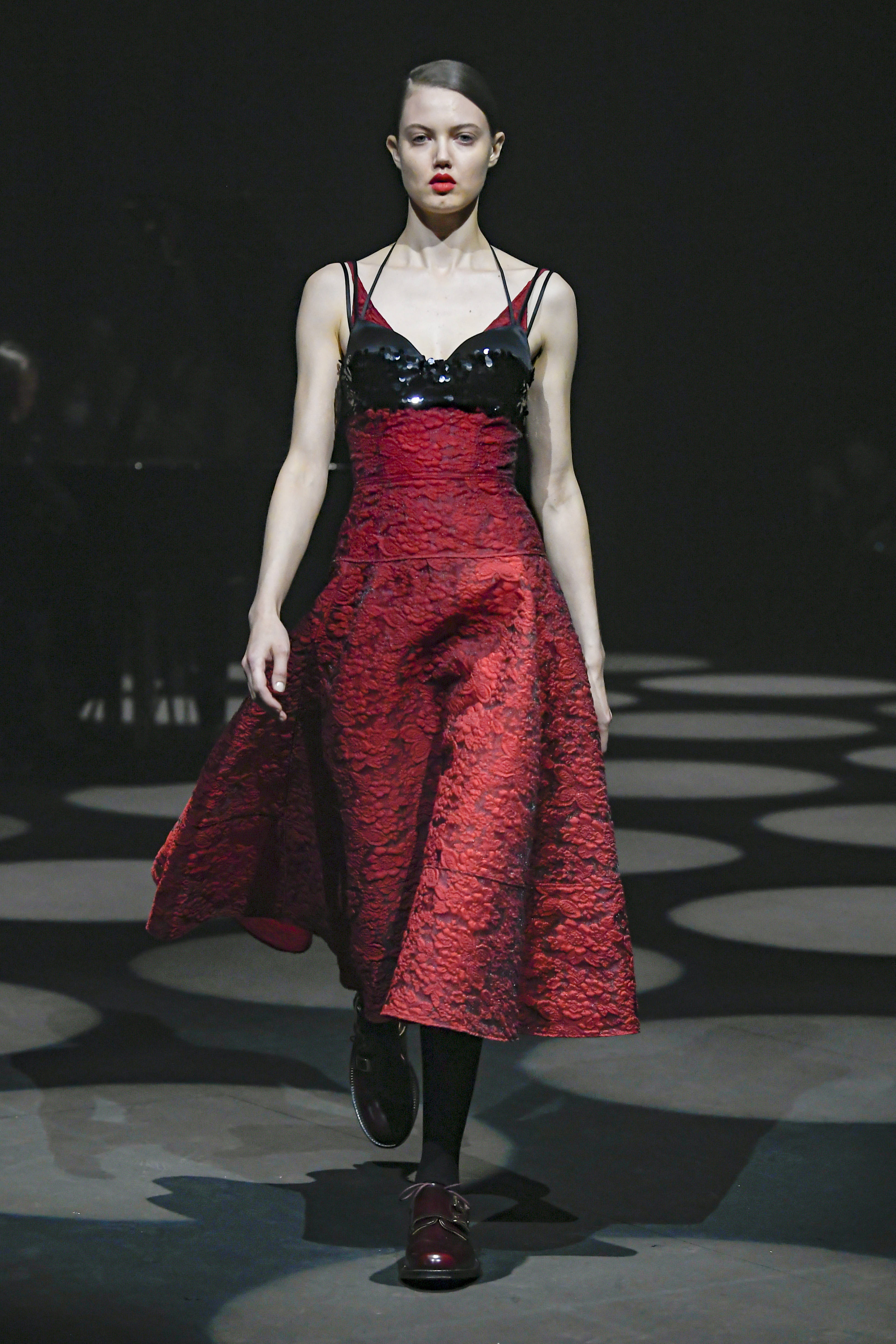 新华社/西霸2月21日, 模特在英国伦敦时装周上展示erdem品牌的2022
