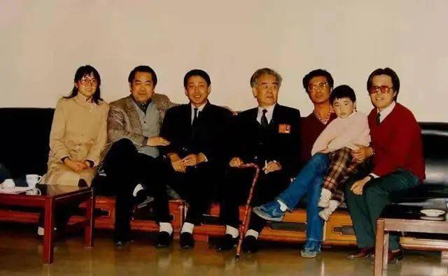 他曾是"央视最帅主播", 巅峰时出国摆地摊, 今64岁活成这样_薛飞_台里