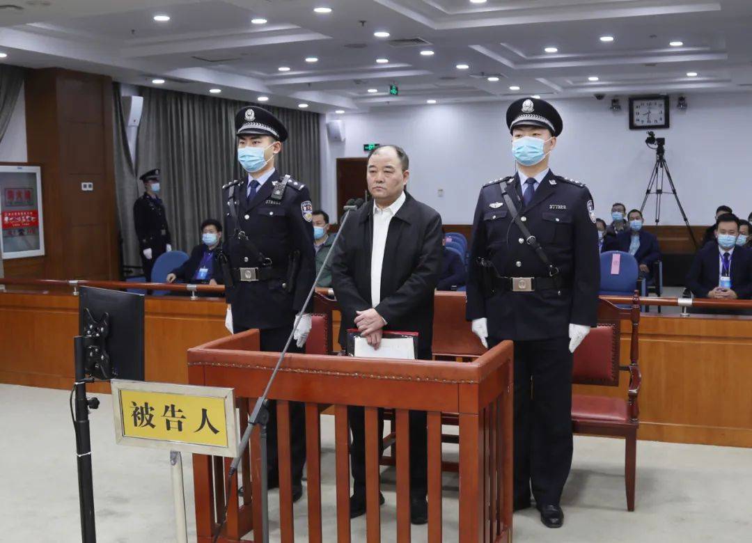 敛财近10亿，“不收现金”的行长受审！中纪委曾怒批：既想当官又想发财