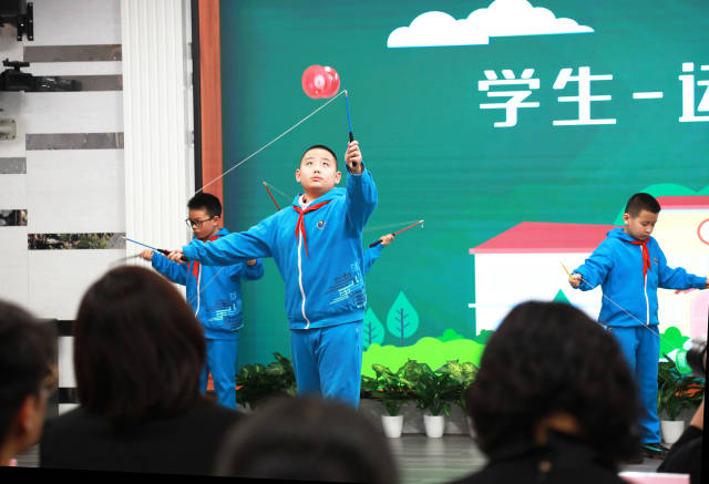 2月21日,北京市东城区革新里小学举办"一起动起来,一起向未来"开学