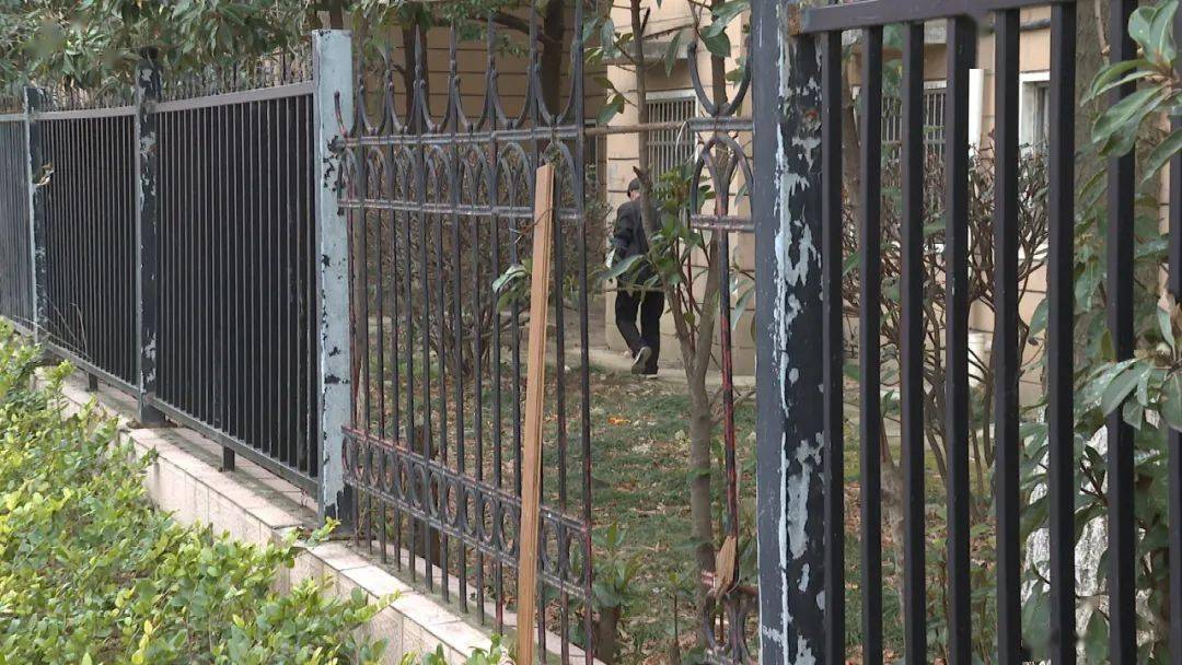 小区铁栅栏向您求饶