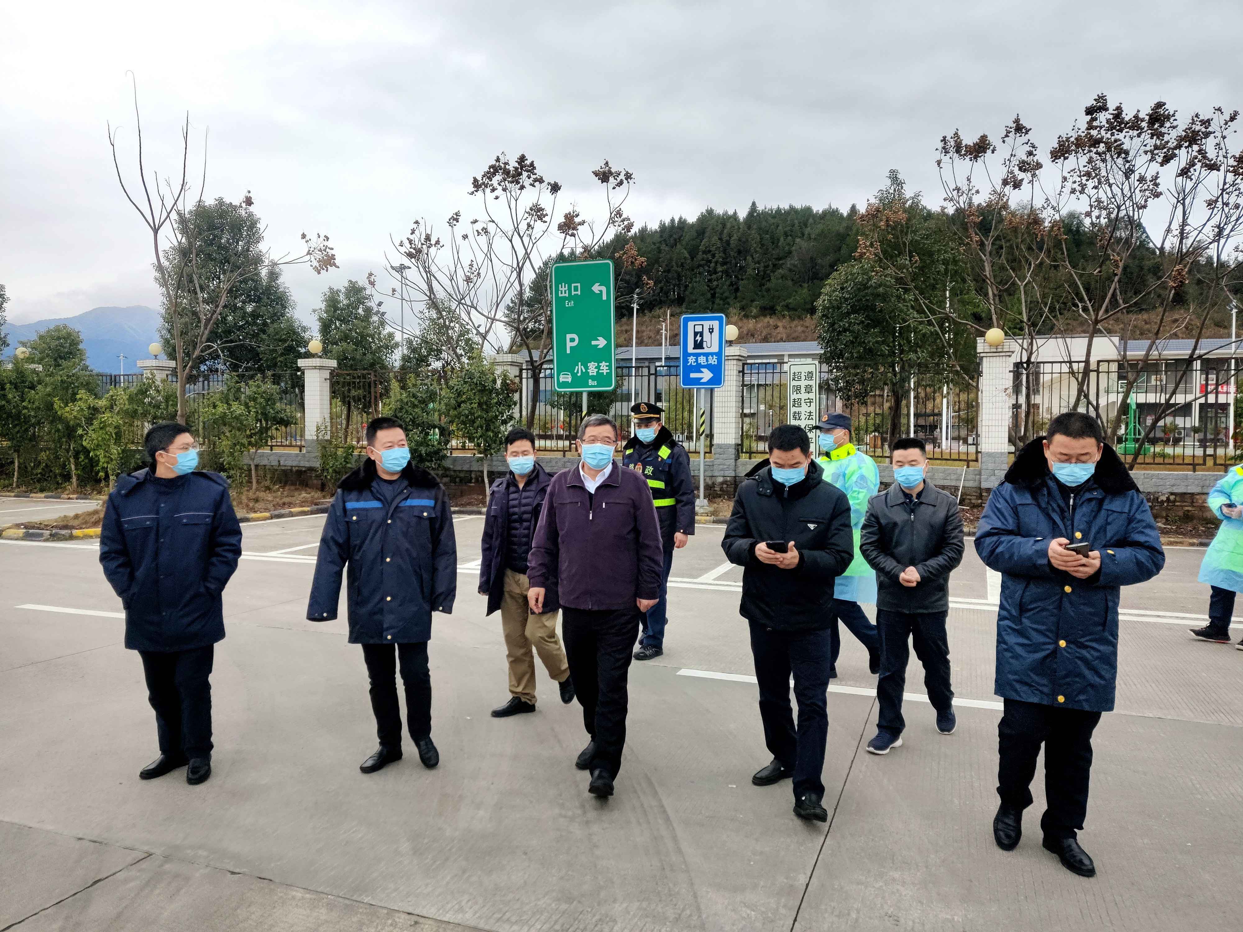 省交通集团董事长邓小华督导服务区防寒保畅及疫情防控工作