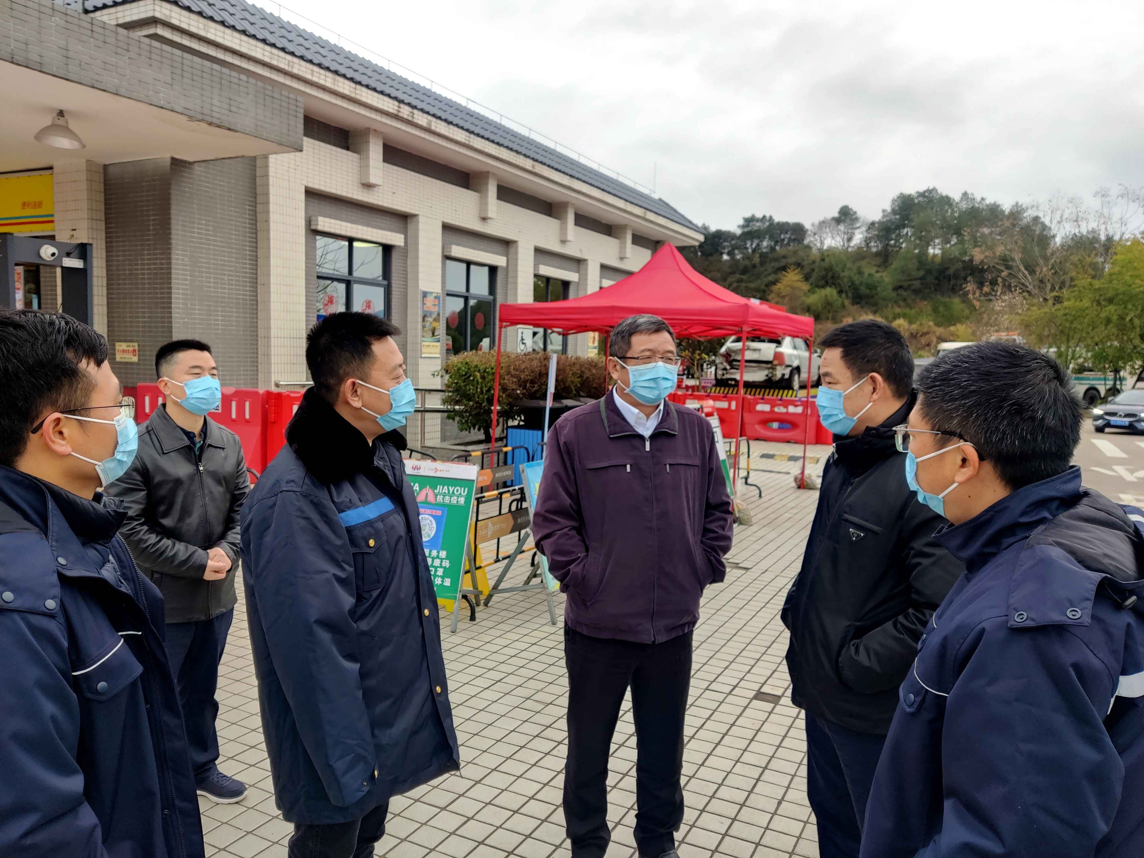 省交通集团董事长邓小华督导服务区防寒保畅及疫情防控工作