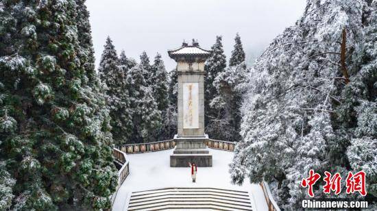 水墨画|航拍江西井冈山白雪皑皑 红色圣地披银装