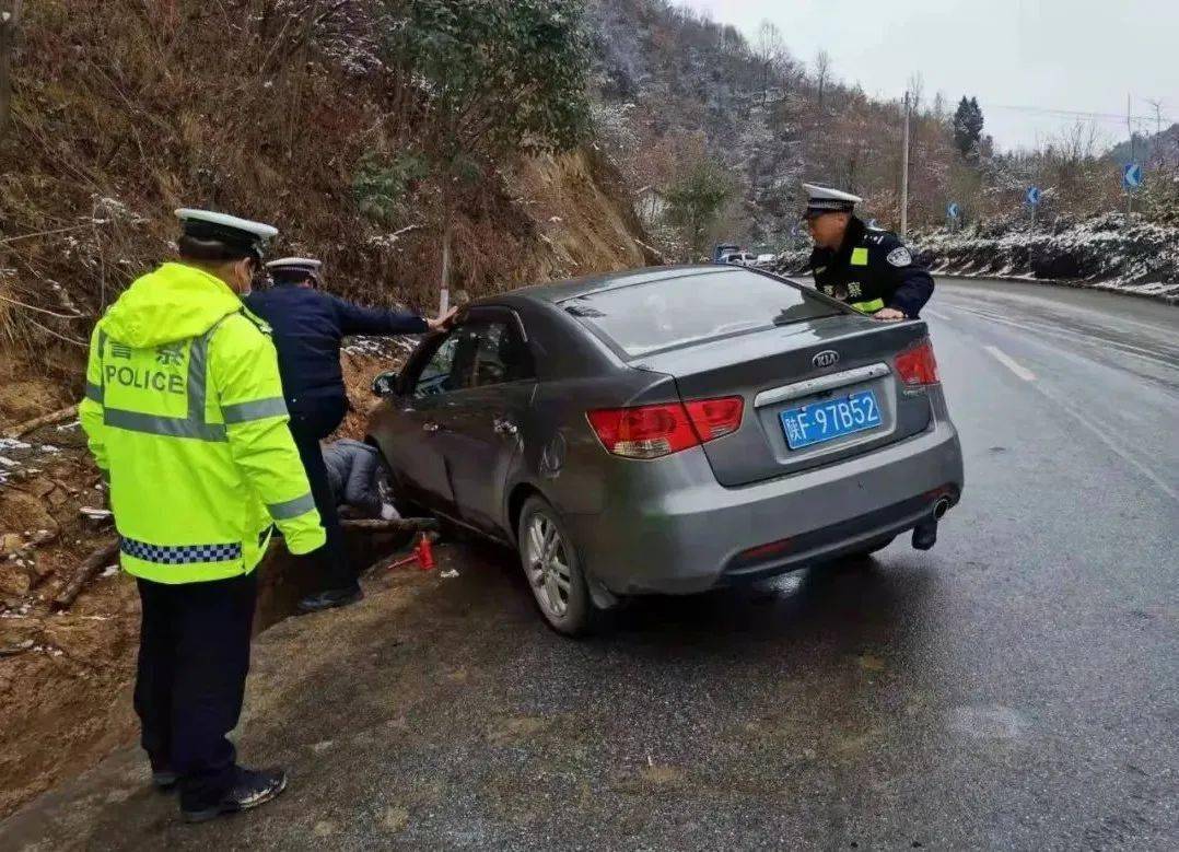 小轎車雪天路滑拋錨略陽交警救助受讚揚