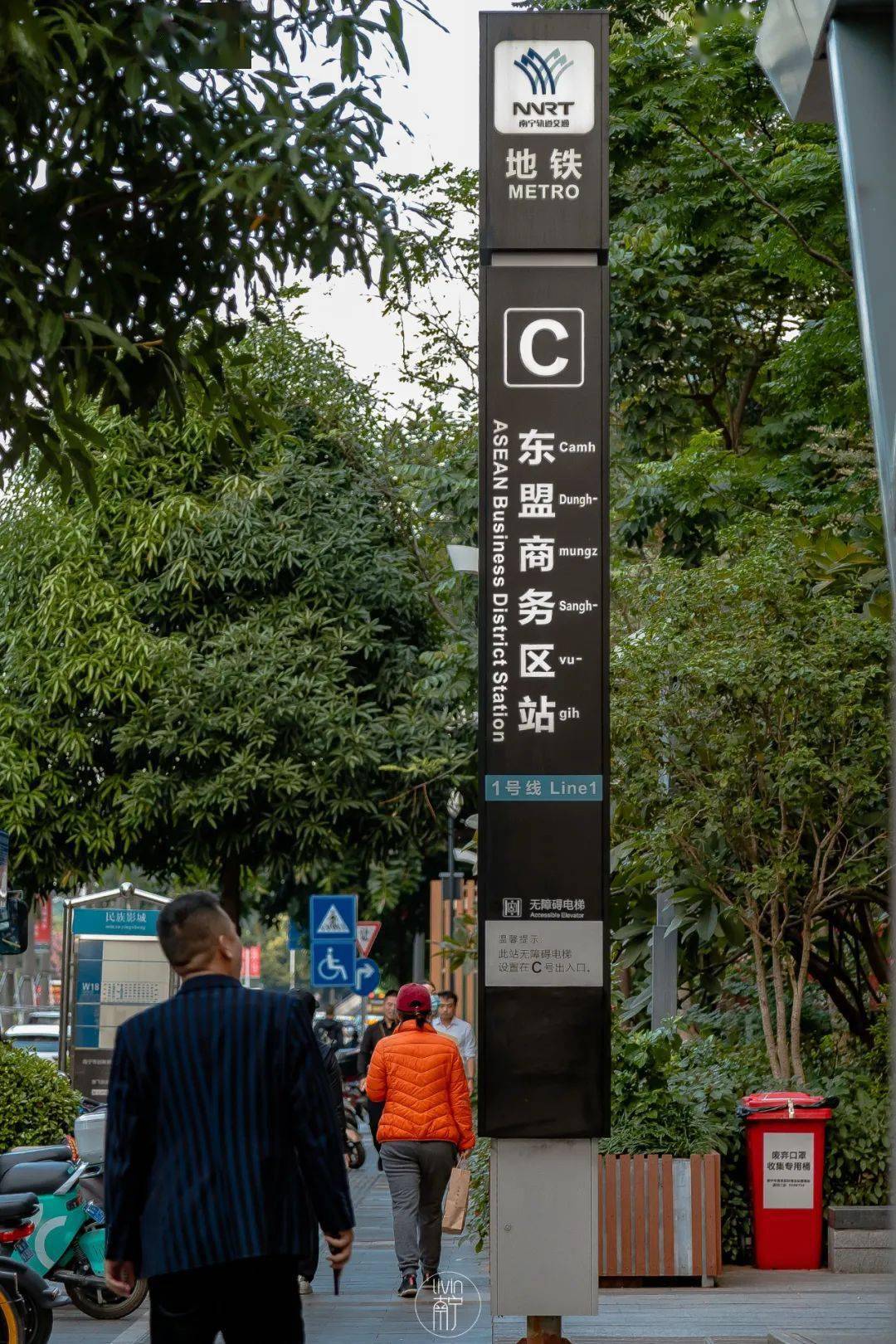 四五站之后是商业办公区,车子路过万象城和三祺广场,上班族捧着咖啡