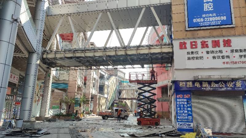 东莞天桥坍塌追踪:世博广场曾因多处违章建筑,被网友举报_调查_事故