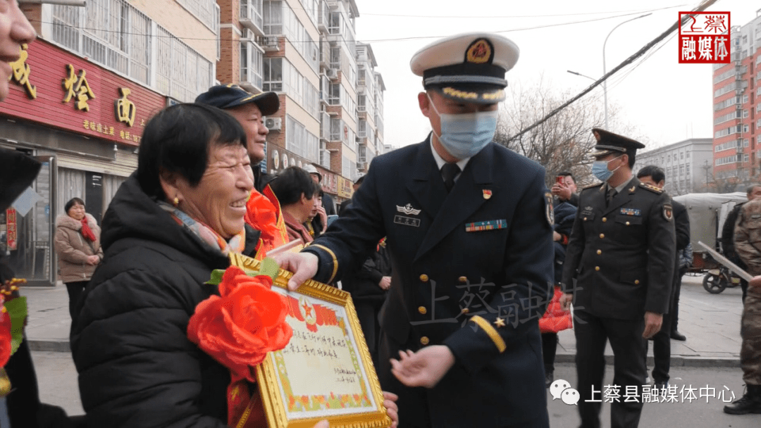 上蔡:敲鑼打鼓送喜報 張闖榮立二等功_部隊_父母_領導