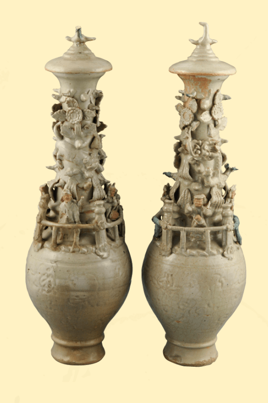 横峰窑青白釉堆塑龙虎纹瓶【明】江西省博物馆藏此器造型奇特,堆贴