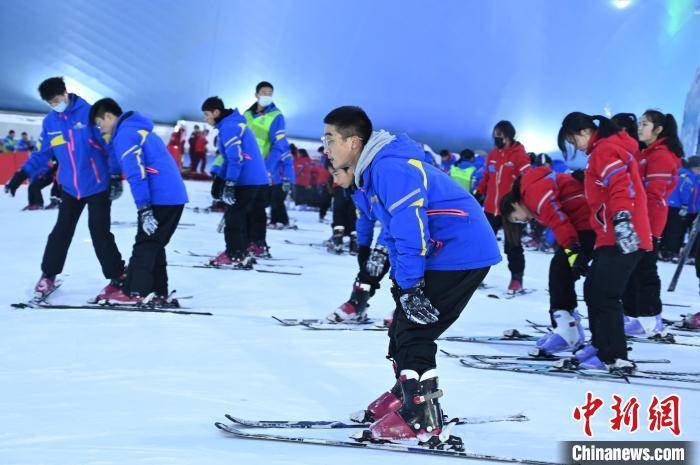 中小学校|浙江中小学校燃起“冰雪热” 上滑雪滑冰课全靠拼手速