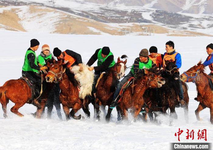 文化|新疆阿勒泰牧民雪地赛马刁羊激情四射