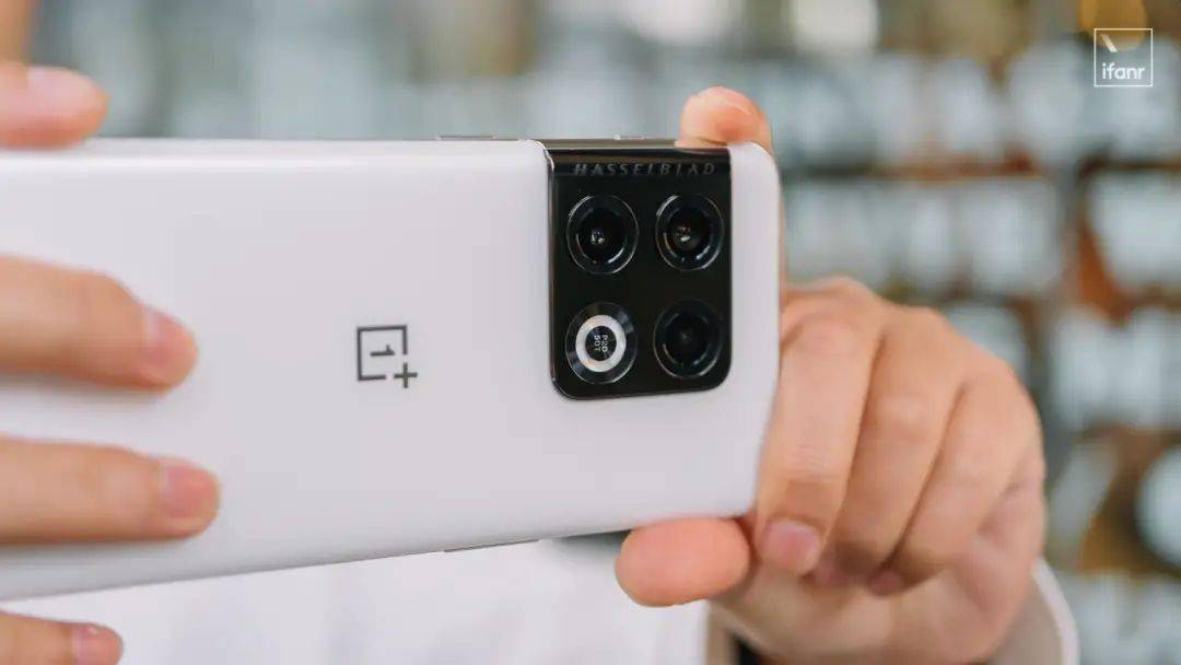 一加 10 Pro 胖达白至尊版图赏，解锁 512GB 的一加旗舰熊猫机