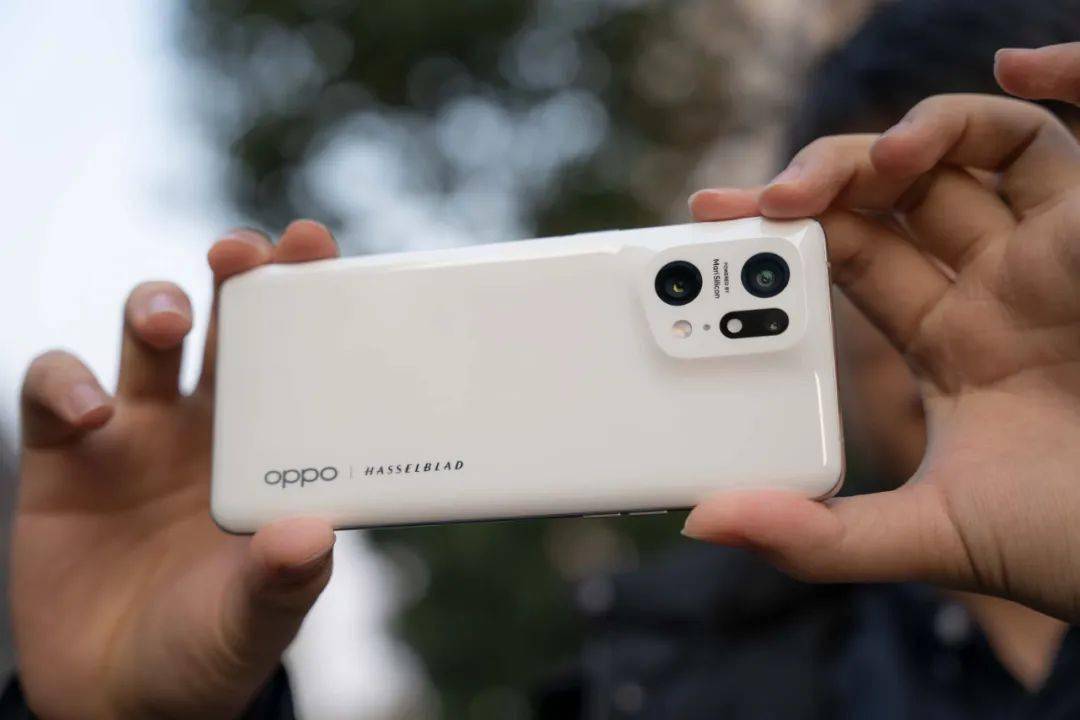 绿厂刚刚发布的这款新机，居然也找了哈苏。。。