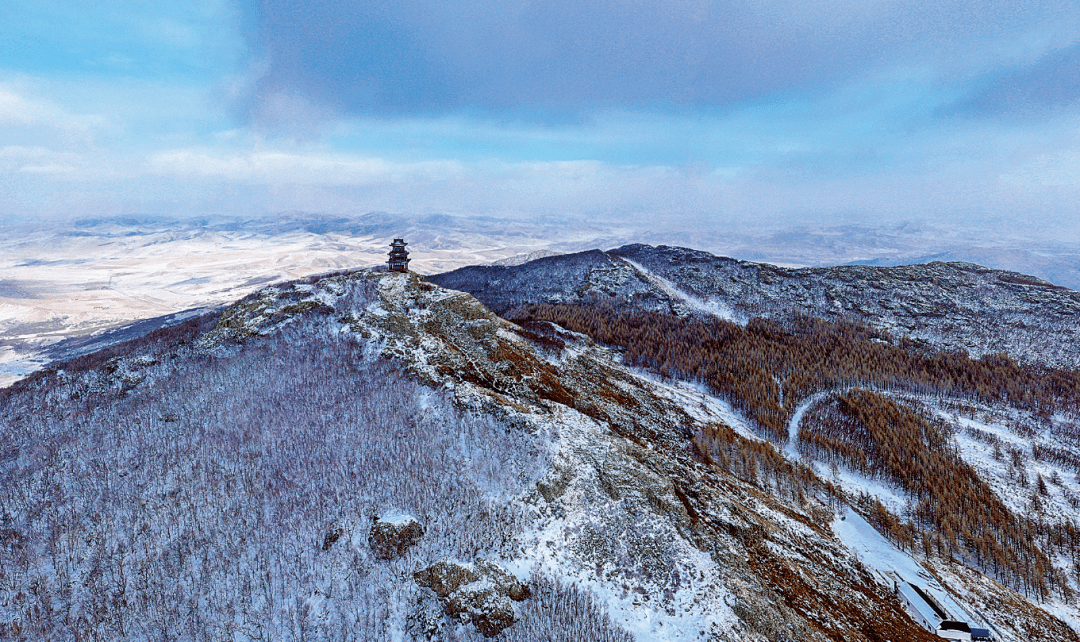 如同飘逸的哈达一场小雪如同白色薄纱,笼罩着突泉县老头山自然保护区