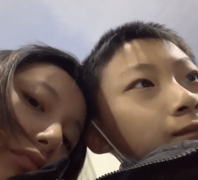 山东一男孩偷塞300元零花钱给姐姐姐姐到校打开感动想回家了