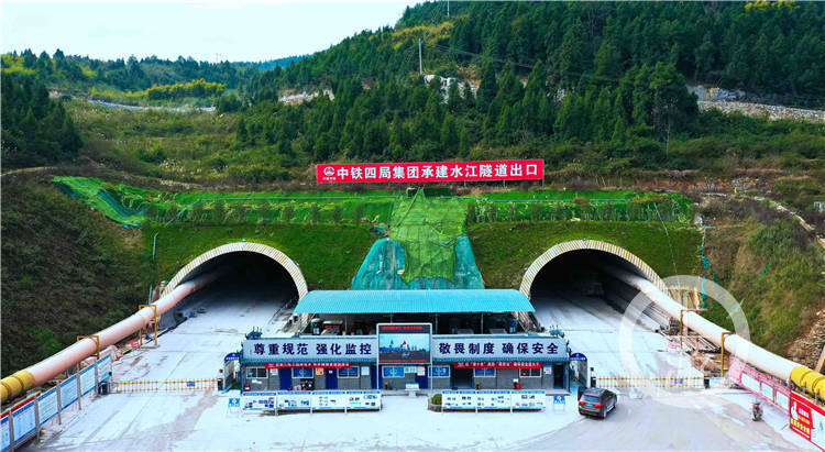 渝湘复线高速公路水江隧道开挖已过半