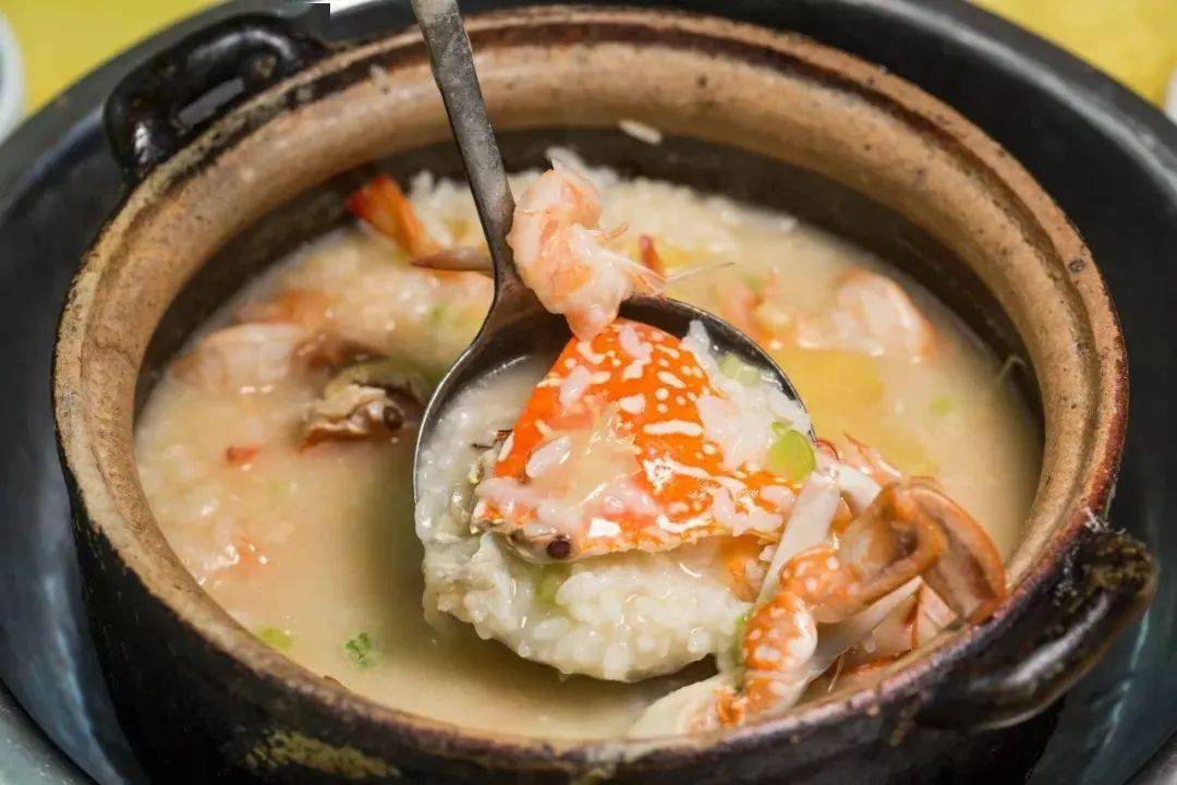 那里有虾蟹粥,虾蚝粥,鱼头粥走向熟悉的那家潮汕砂锅粥店宵夜就更丰富