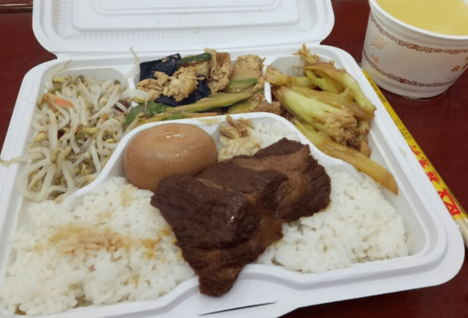 女子发文晒工作餐本想低调可这么豪华的工作餐不显摆不合适