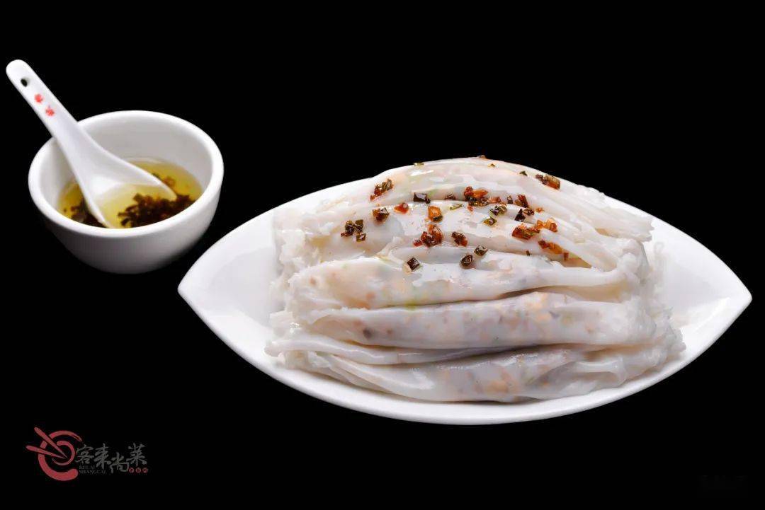 簸箕粄是武平一道独具特色的客家小吃,因外形与春卷很相似,所以"簸箕