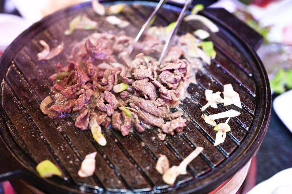 少见门头沟新开一米长炭火大烤盘炙子烤肉怒过瘾牛肉还特价