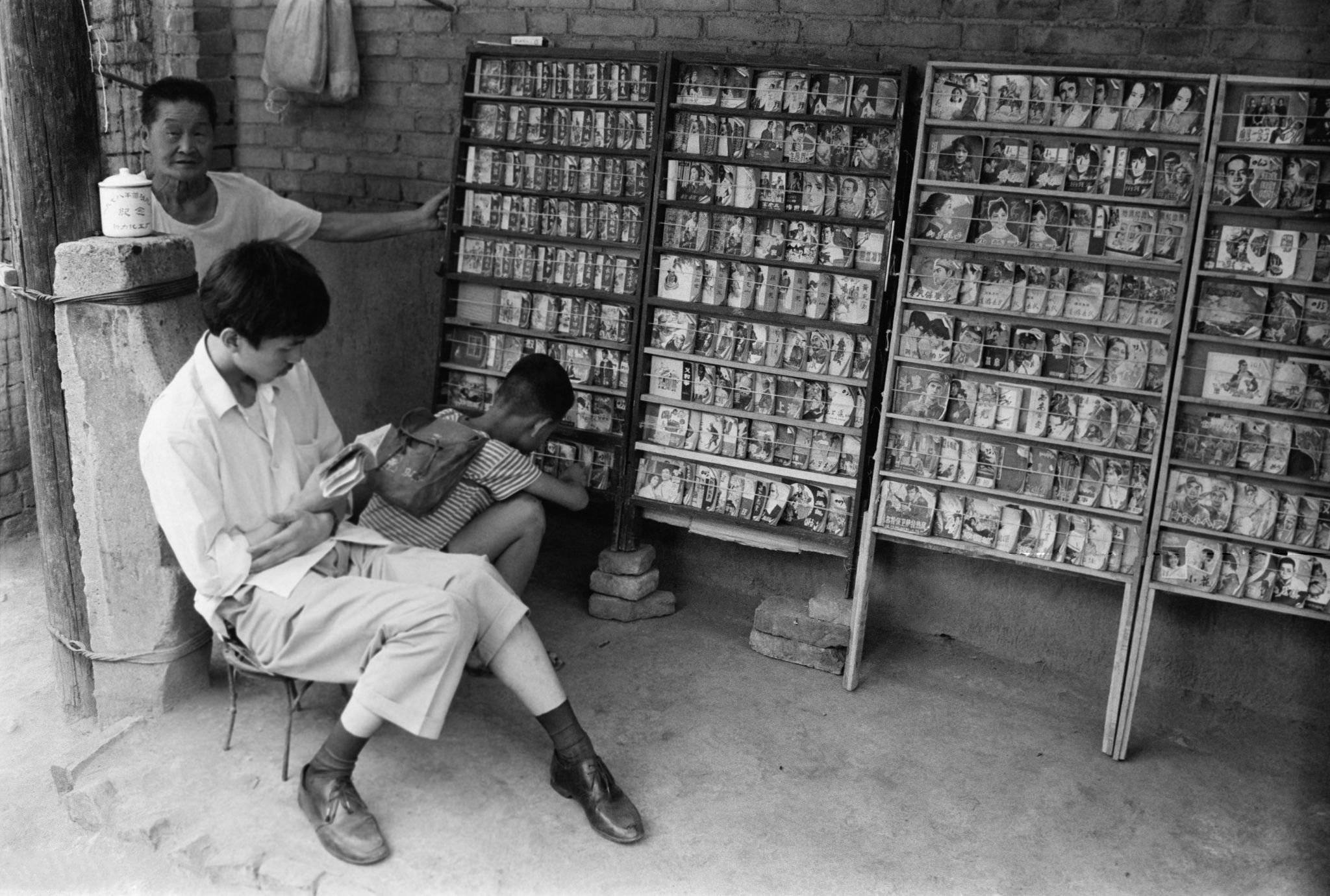 8,1977年的西安,由外国摄影人francois lochon拍摄,街头的小人书摊