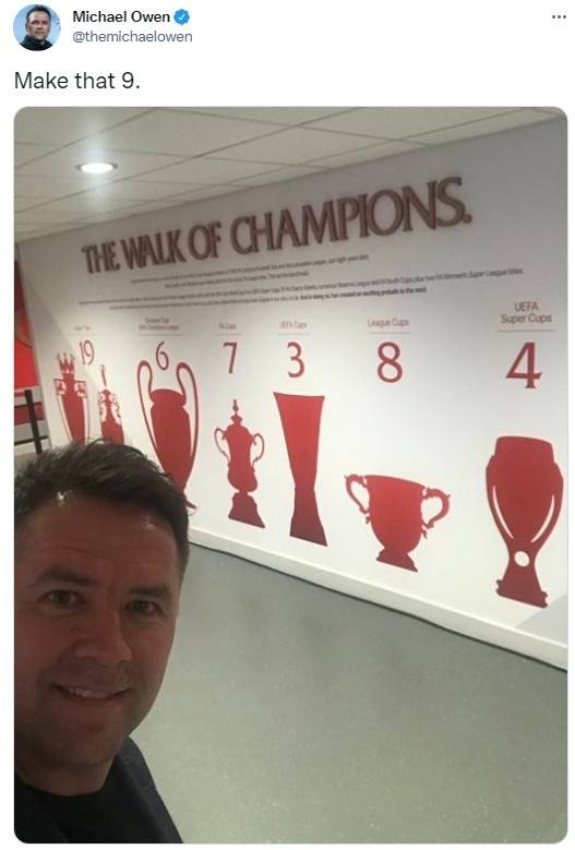 欧洲联盟杯|欧文晒自己与利物浦冠军墙合影：联赛杯数字可更新为9个了