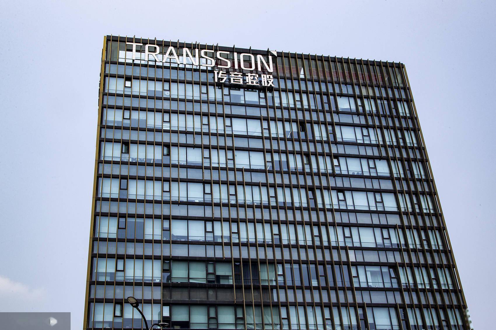 传音控股营收492亿增30研发费同比增36业绩创新高股价反下跌约四成