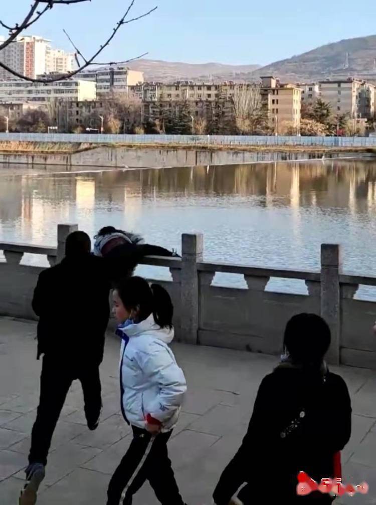 新天水讯【记者蔚军平】2月26日,在天水市秦州区南大桥附近发生惊险