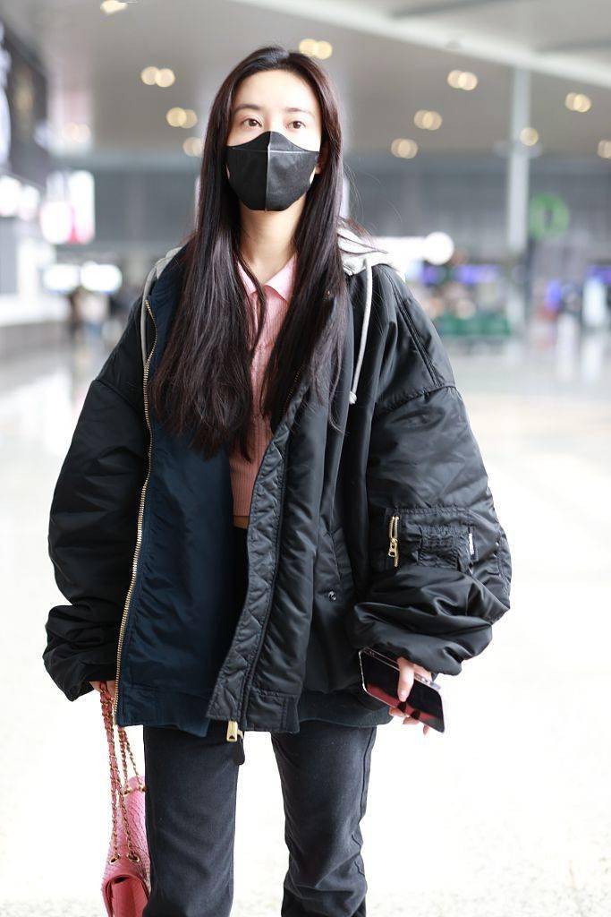 黑色 甜酷机能风！孟子义穿黑色棉夹克搭配粉色针织开衫