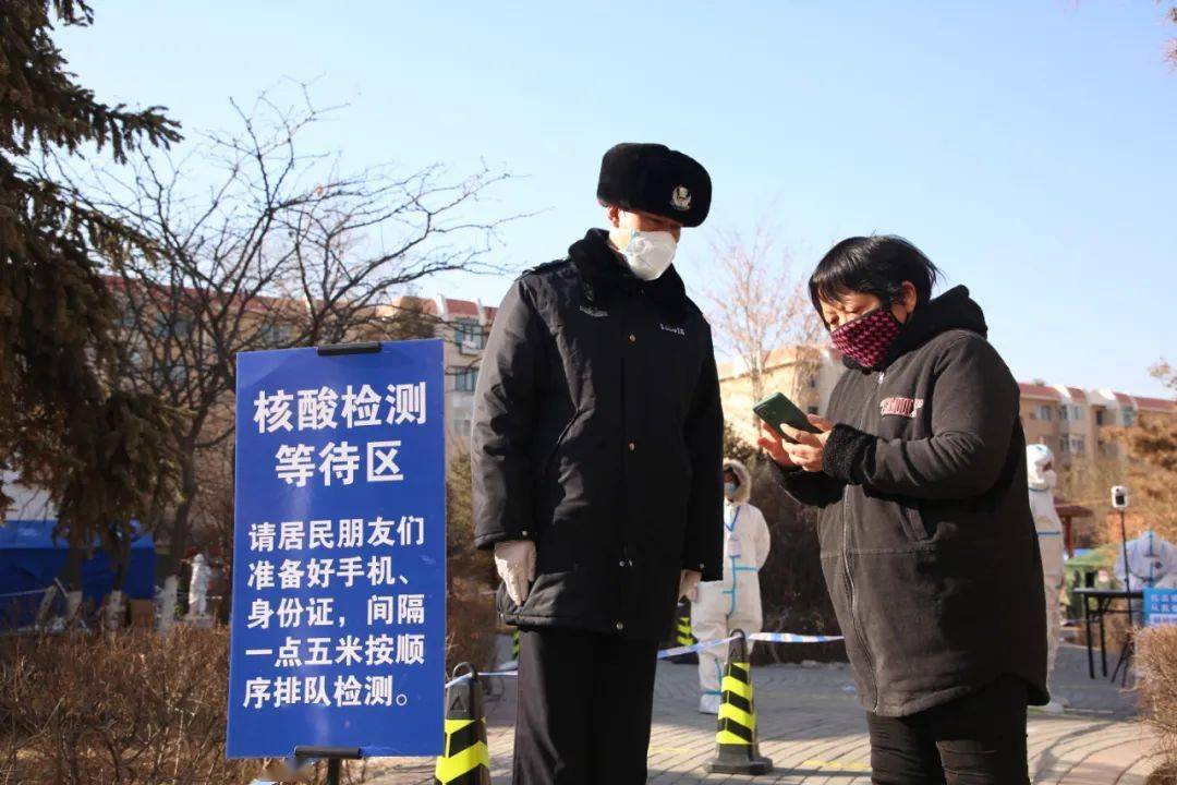 内蒙古包头:他们胸前是党徽身后是群众(人民日报)_防控_昆区_疫情