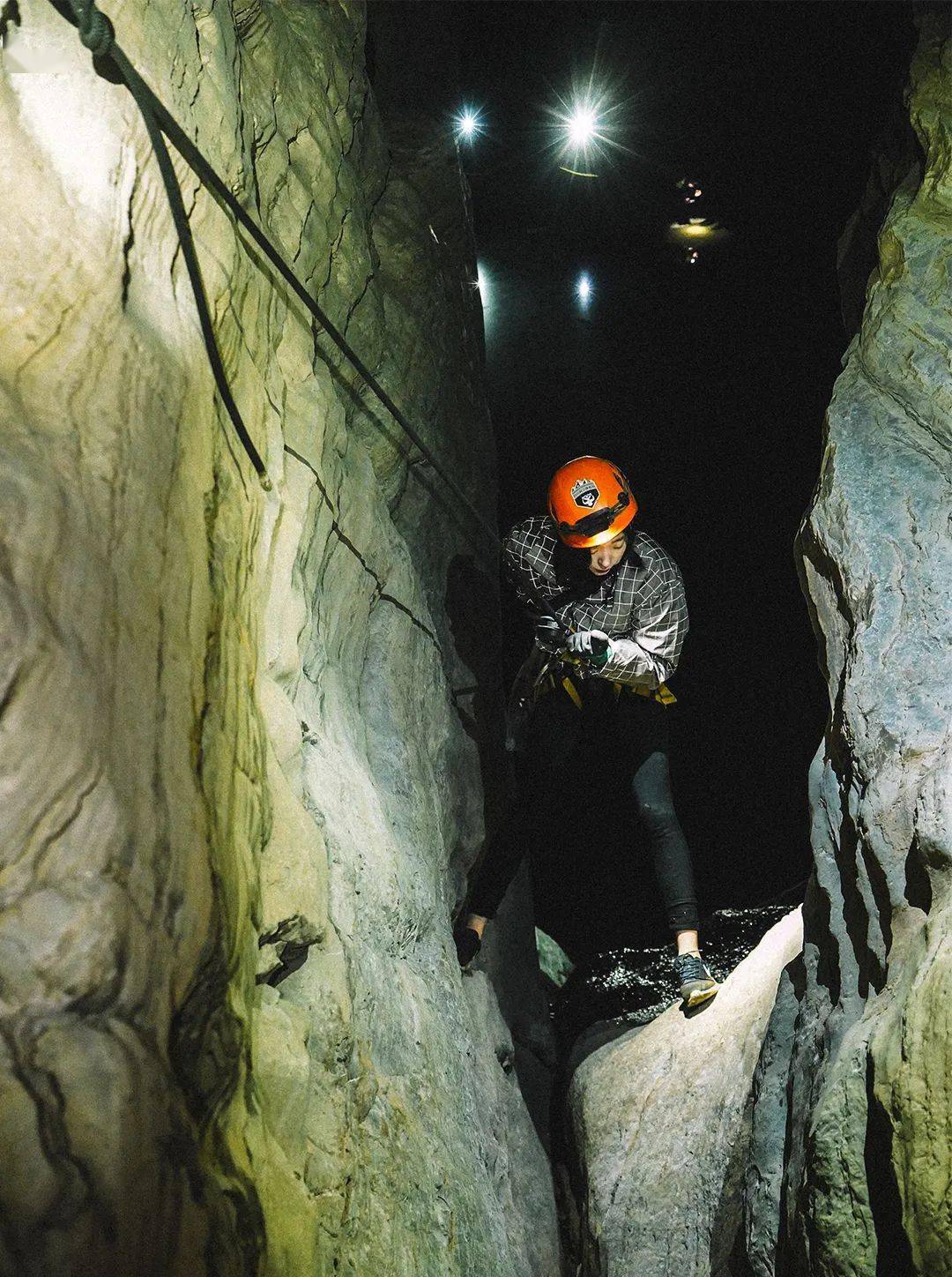 80米绳降｜探秘暗河 地心深处的秘密乐园