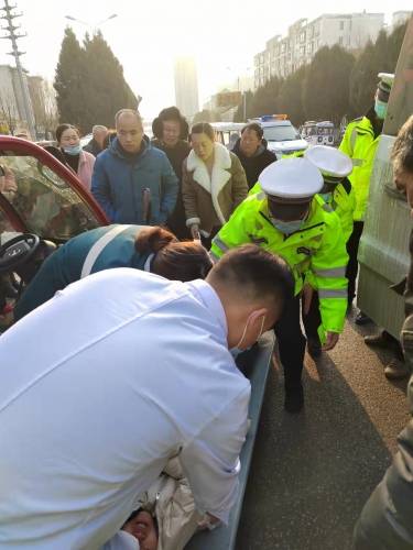 夏邑县交警大队巡逻途中遇到交通事故 立即施援救人_电动车_彭永坤_班