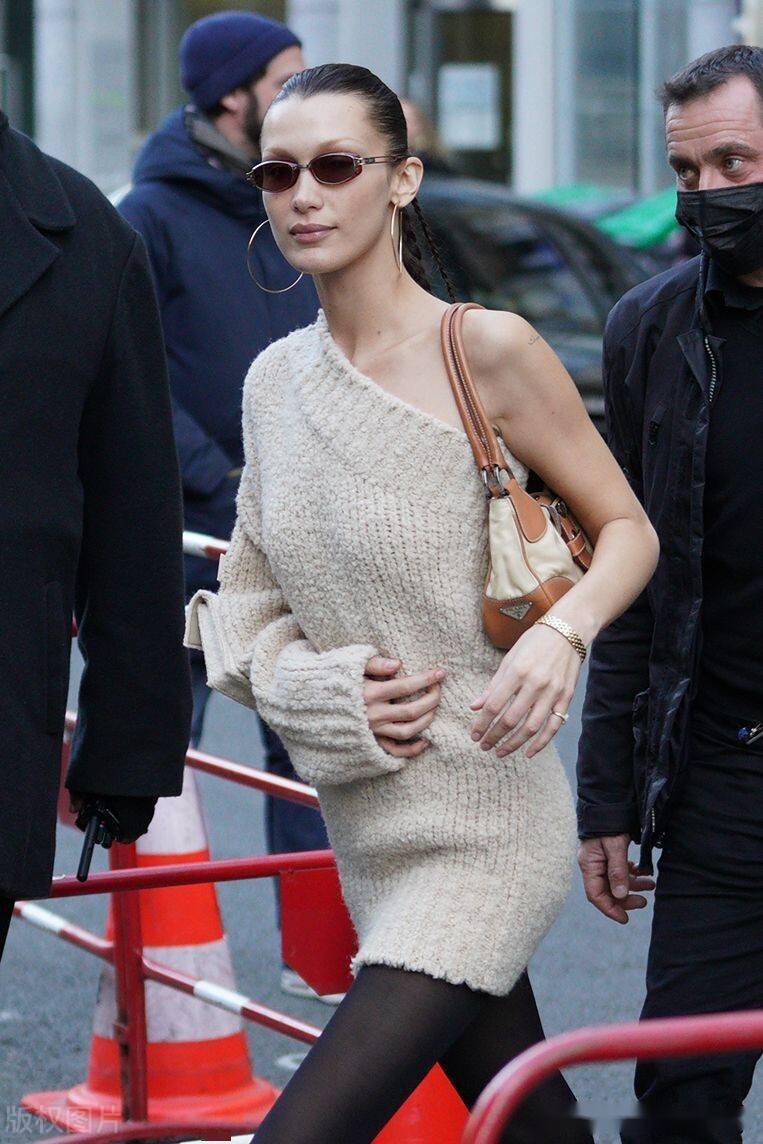 街拍贝拉哈迪德燕麦色斜肩针织裙黑色丝袜腋下包复古时髦