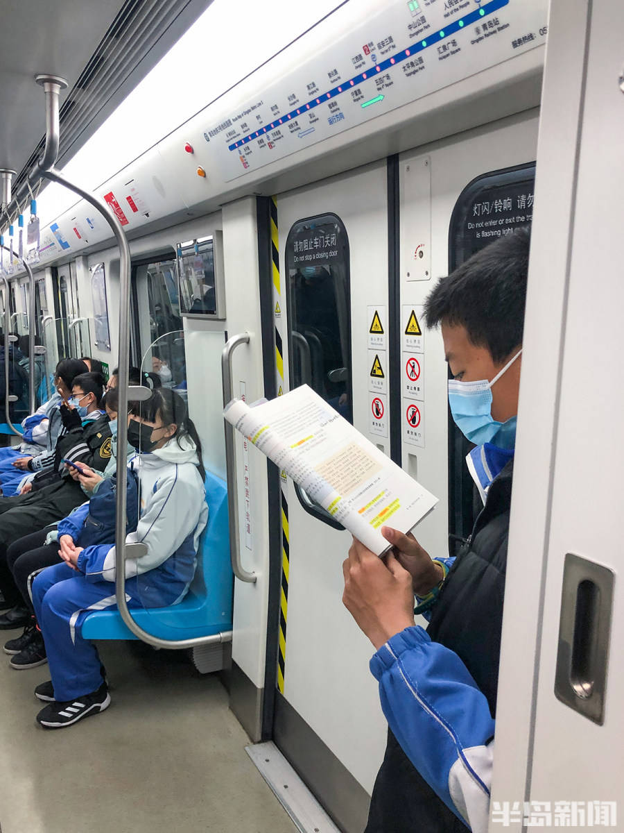 学生们在地铁车厢里学习市实验初中的许多学生从地铁3号线人民会堂站