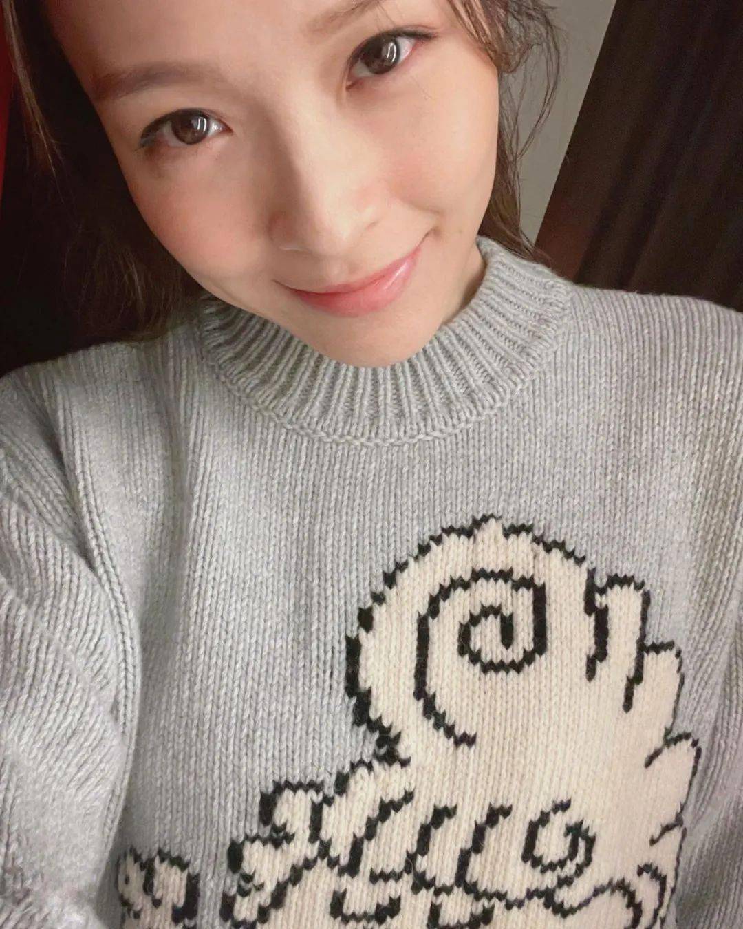 李佳芯周励淇随文分享一张美美的素颜照.