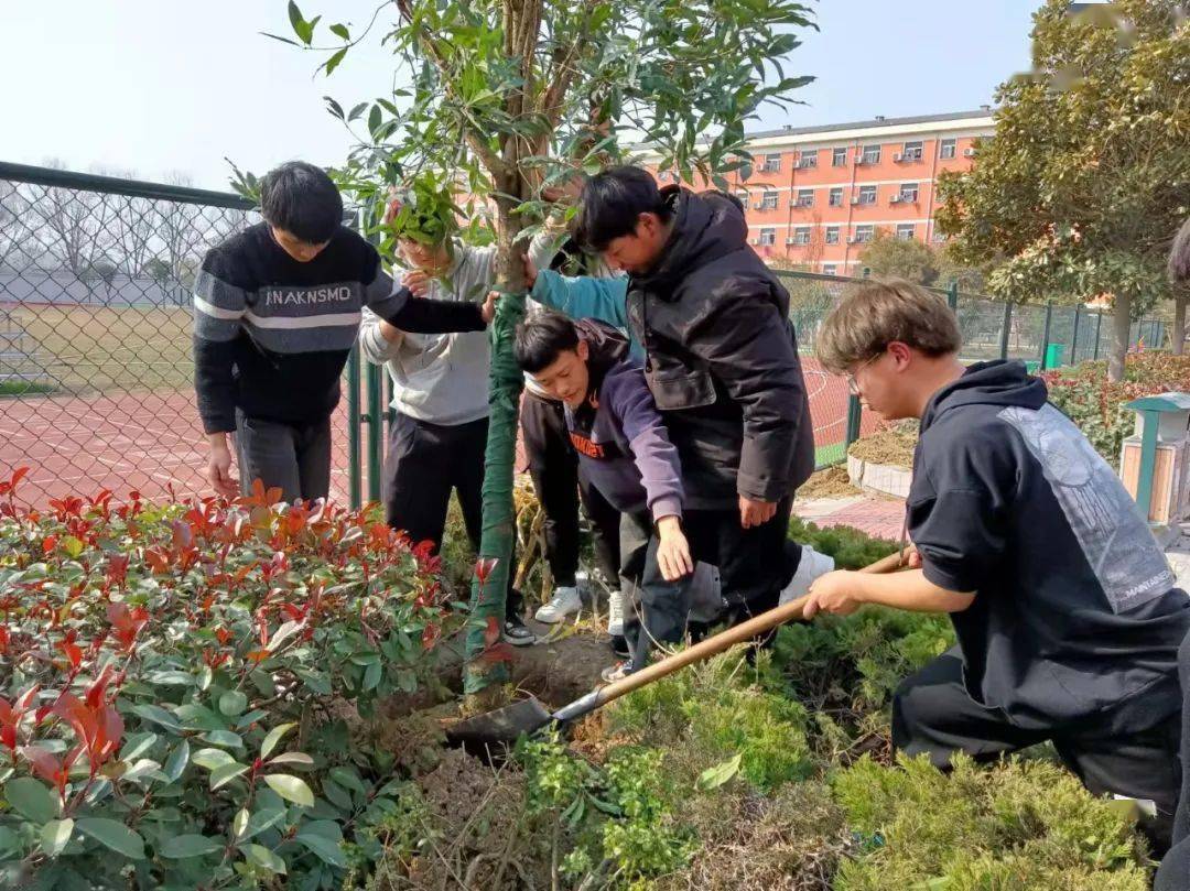 培养热爱劳动情操 泗县双语中学美化绿化校园环境