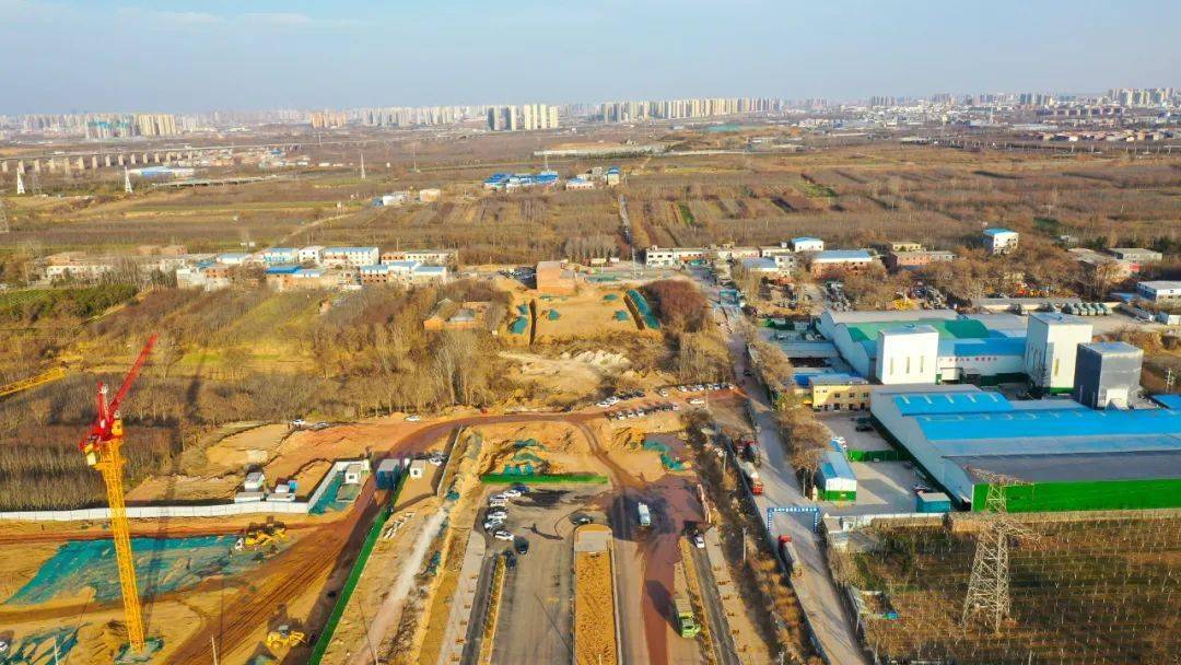 整体路面已经修好了,应该还差一层沥青铺设,但还没通到目前的桃贾路