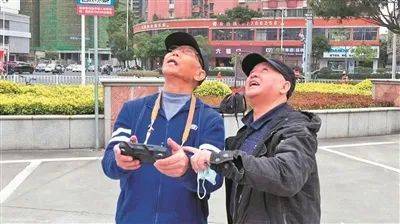 无人机是出行标配！“古稀玩家”飞出网红航拍队