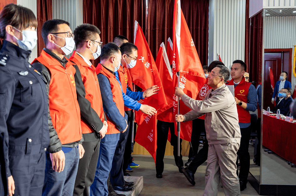当代雷锋郭明义来连为35支爱心团队授旗